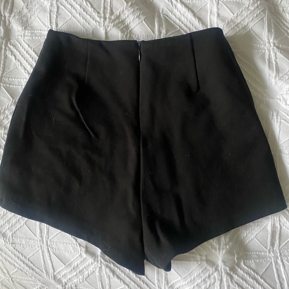 TOBI- mini shorts - Picture 2 of 3